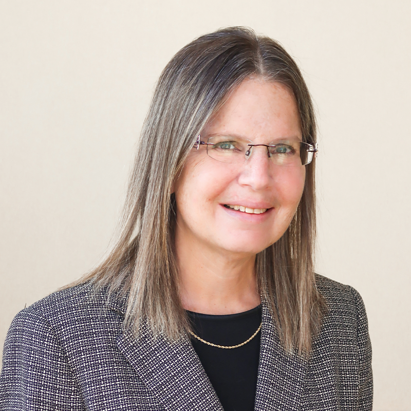 Robin Rubado Headshot